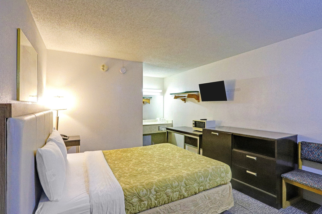 Brookville Inn OYO Dayton International Airport — 4