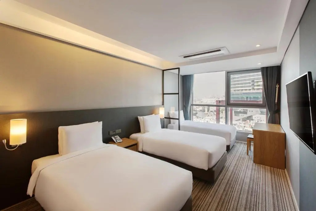 Standard Triple room with city view