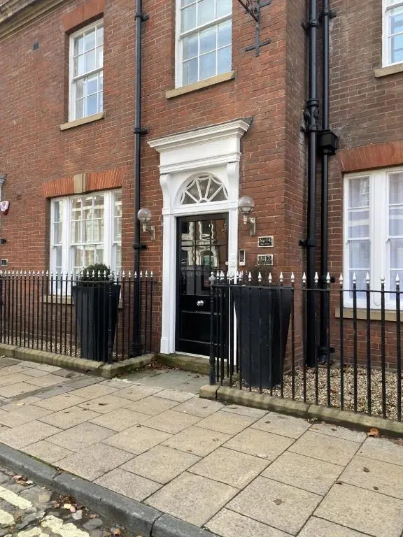 10 Bootham House - luxury city centre apartment with free parking for one car