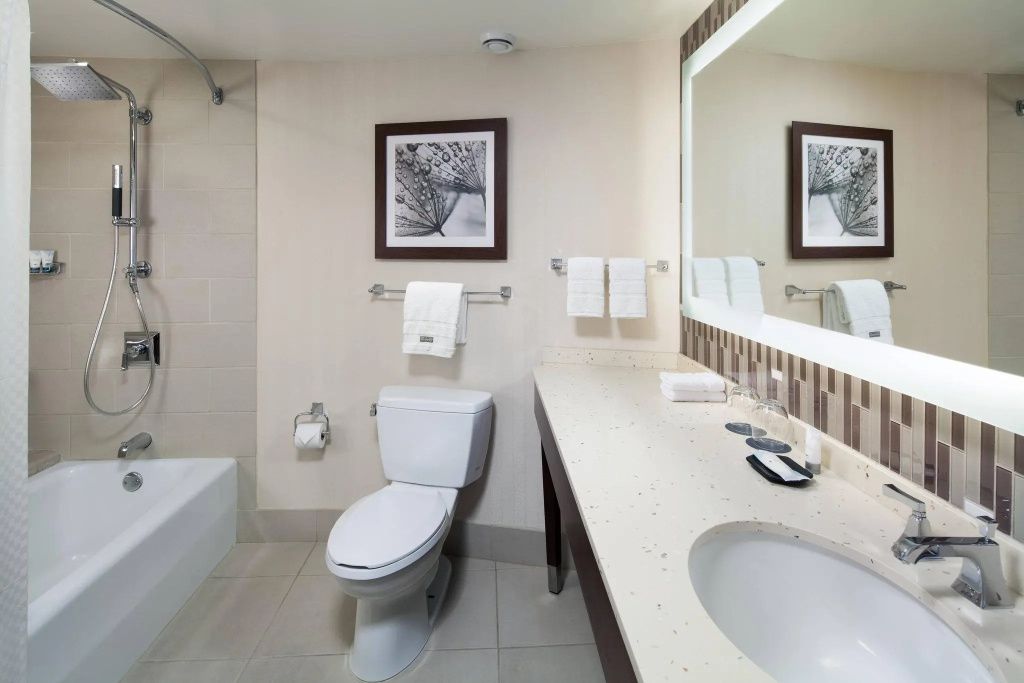 Standard Quadruple room with partial view