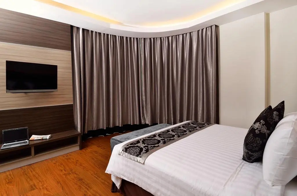 Holiday Villa Hotel & Suites — 1