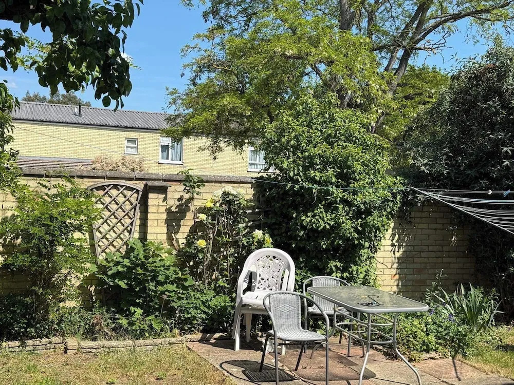 Studio - Parking - Garden - Wifi - Sleeps 2
