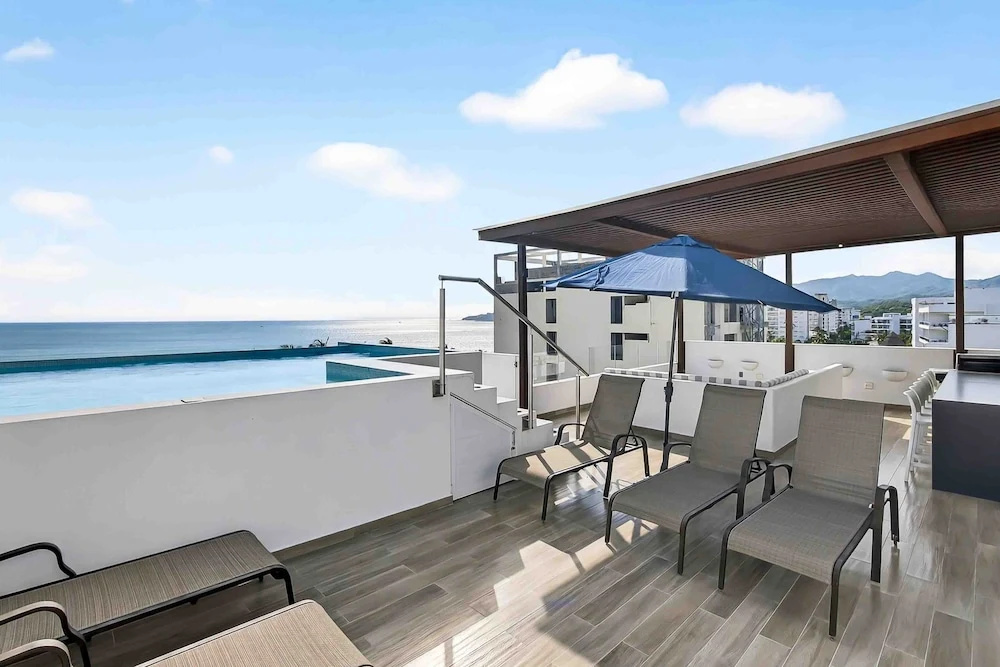 Relaxing Condo With Rooftop Pool, Oceanview Balcony & Walkable Beach Access