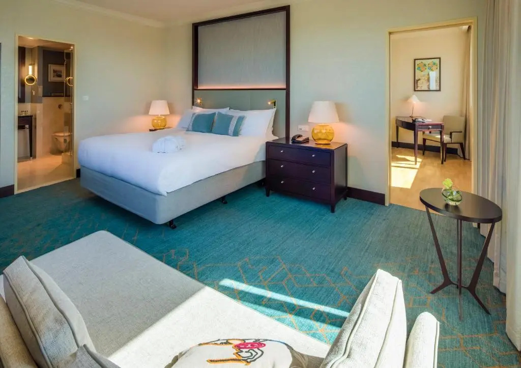 1 Bedroom Lounge Access Double Suite (full double bed)