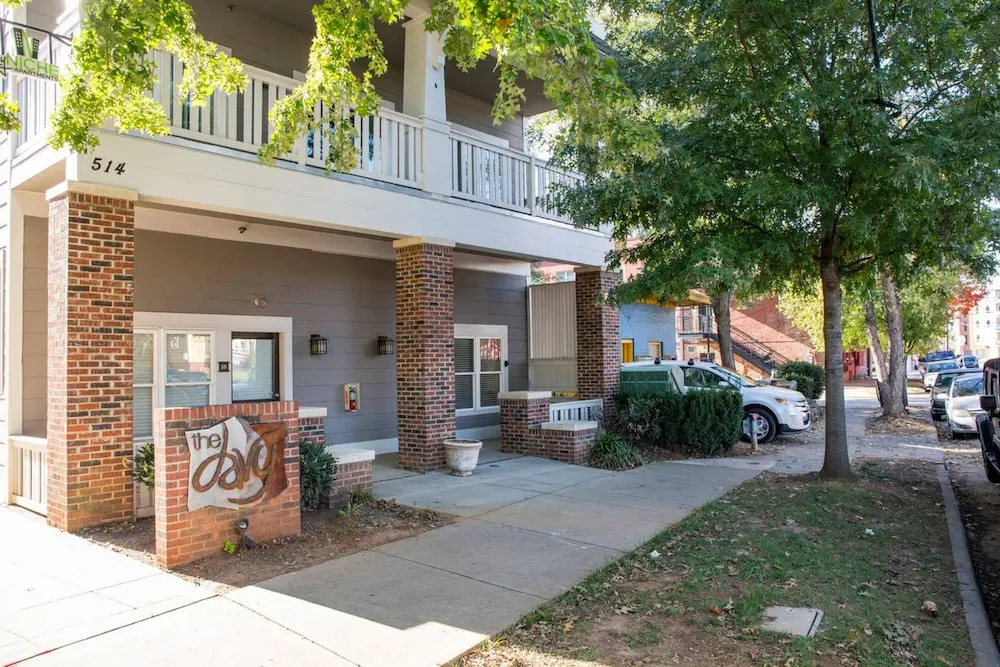 Fun 1 BR Apt In Popular NODA