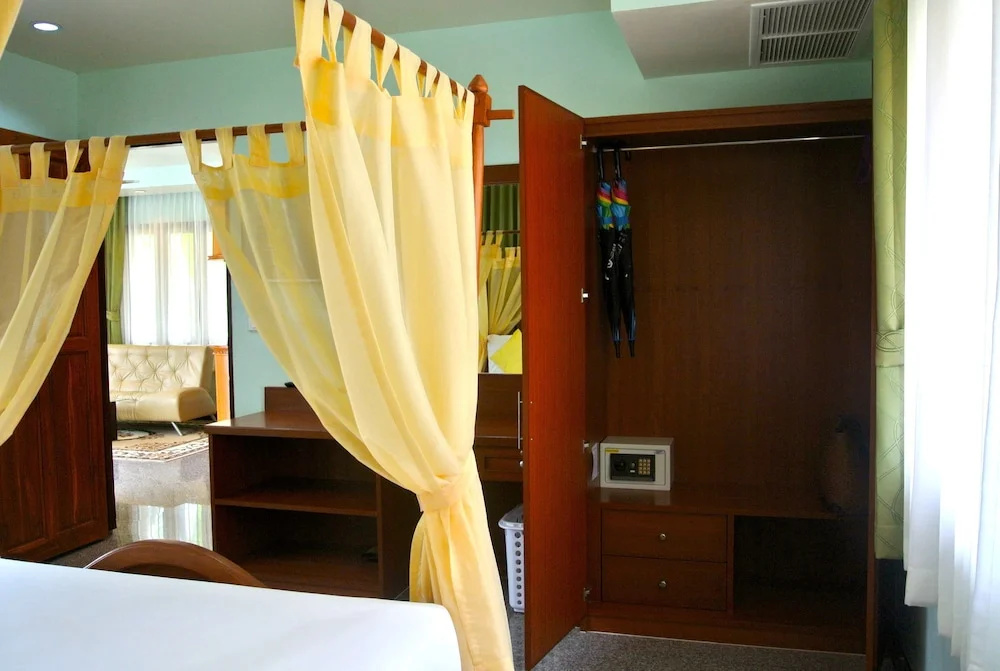 1 Bedroom Villa with balcony and with pool view