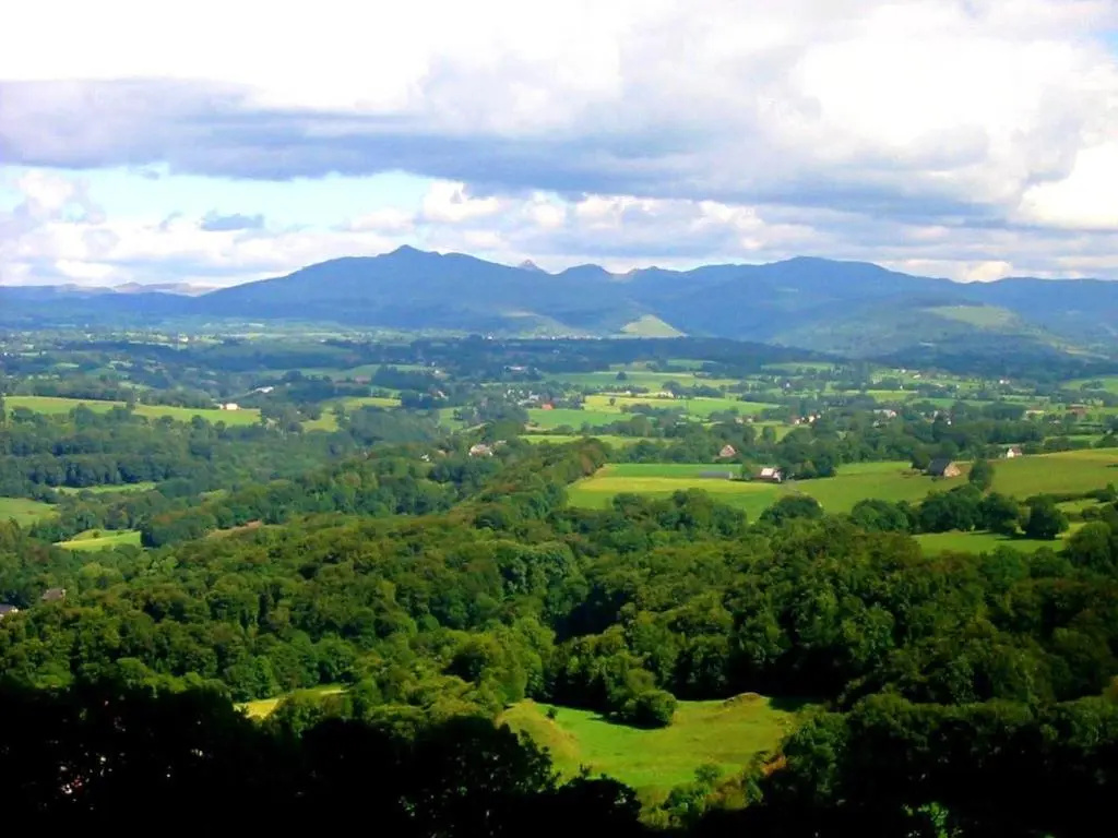 House With 4 Bedrooms in Merlhac, With Wonderful Mountain View, Enclos