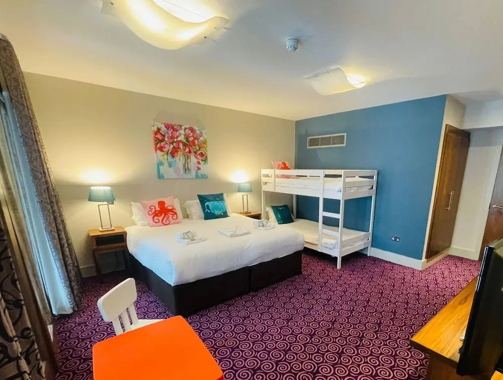 行政套房，四人房，配大床一張