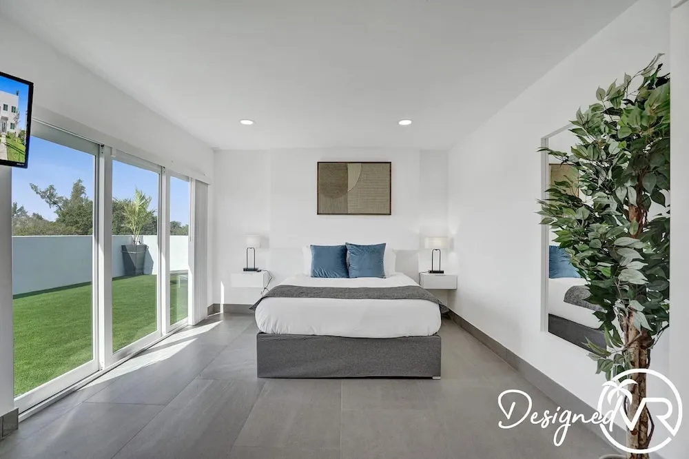 3-storey Home with Beautiful Lake View