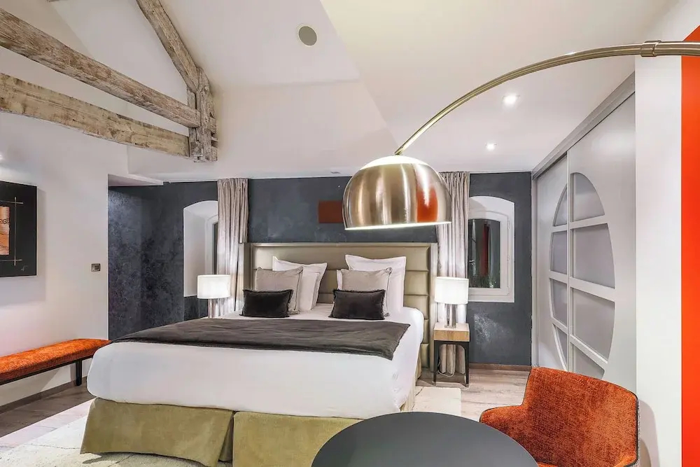 Premium Double Suite full double bed