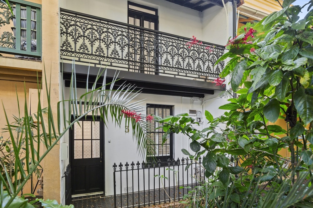 Bright 2 Bed House in Surry Hills