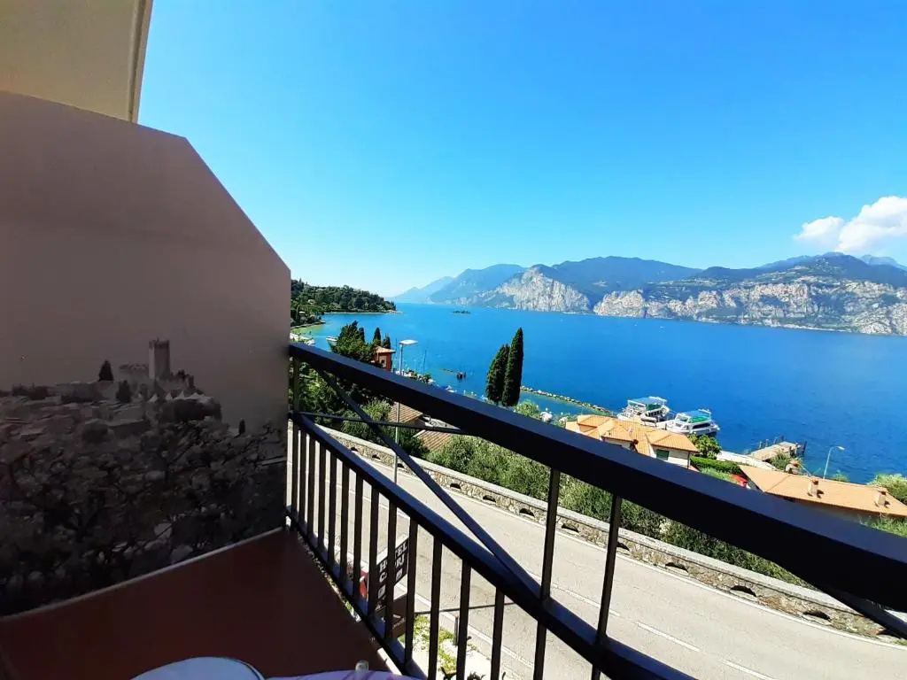 Standard Double room with balcony and with lake view (full double bed)