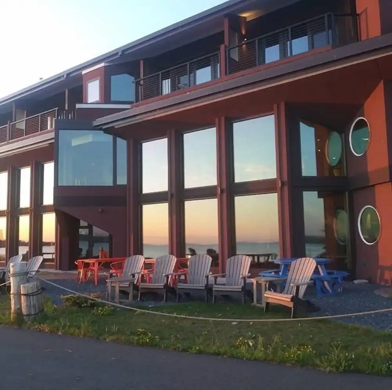 Blue Wave Inn