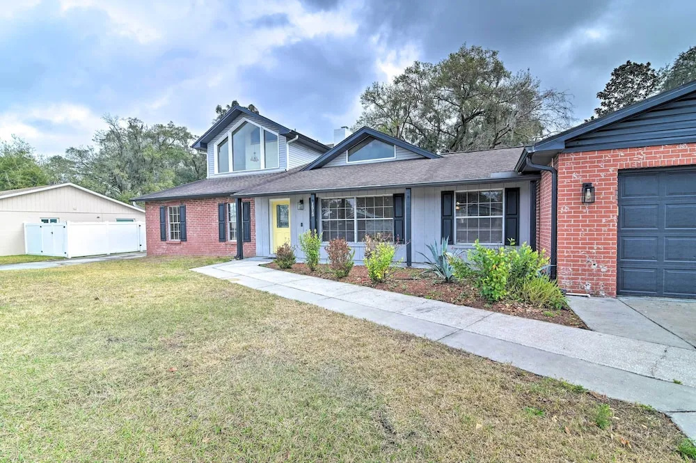 Grand Valrico Home w/ Deck, Fire Pit & Yard!