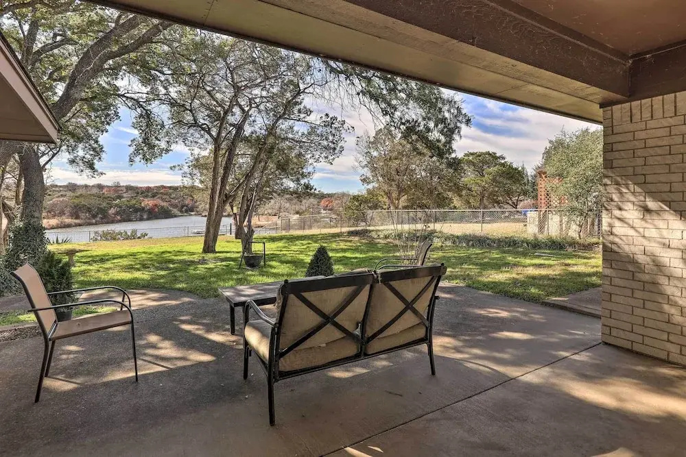 Granbury Getaway w/ Lake Views: 2 Mi to Downtown!