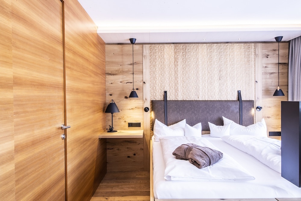 Deluxe Double room with balcony (full double bed)