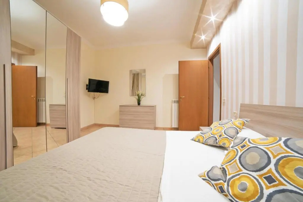 Deluxe Double room with balcony (full double bed)