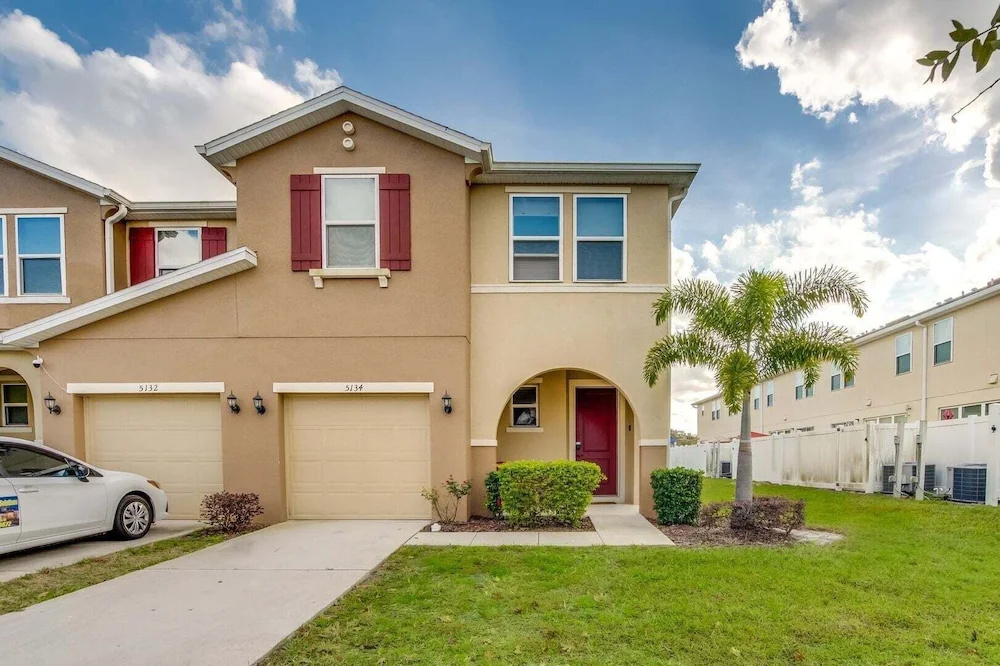 Townhouse w/ Hot Tub Near Disney Sleeps 12