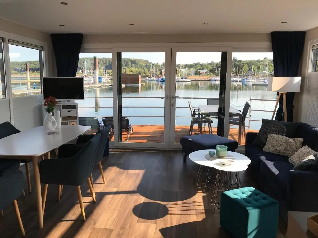 Bungalow with water view