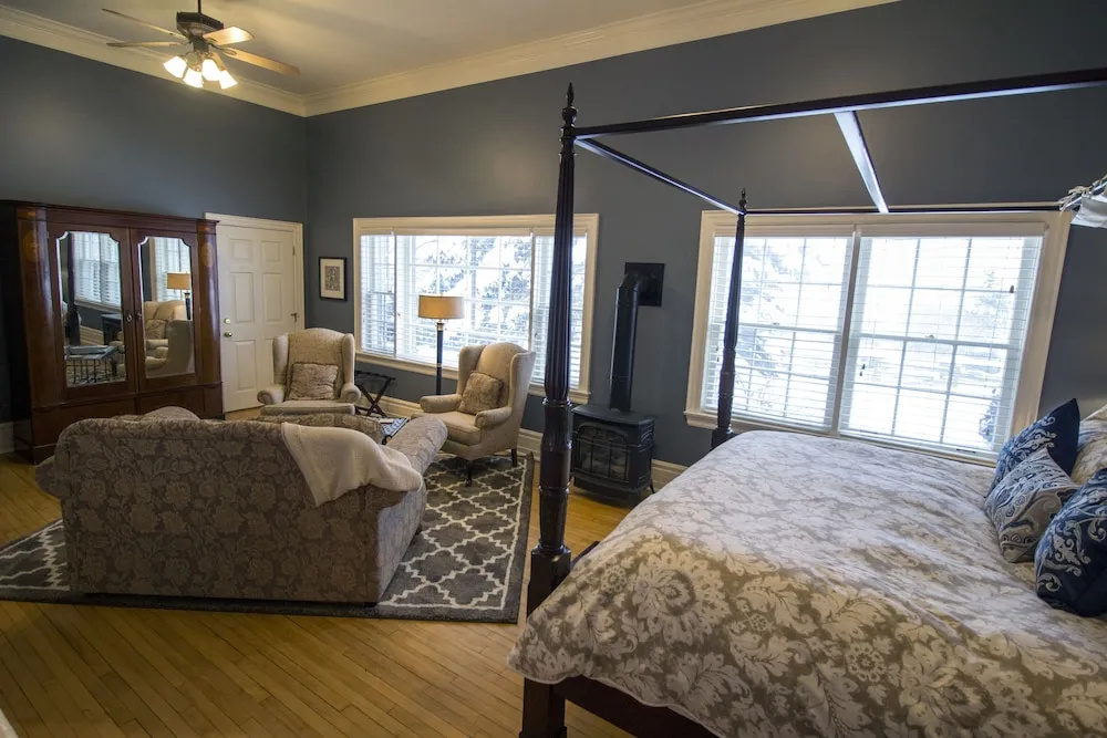 Deluxe Double Cottage (full double bed)