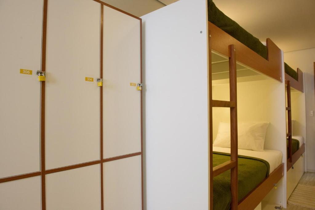 Кровать в общем номере (мужской номер) в Brazilodge All Suites Hostel