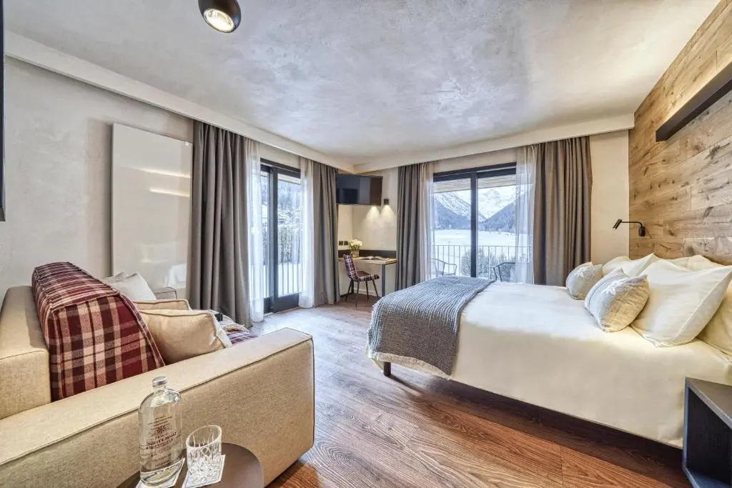Deluxe Double room with balcony (full double bed)