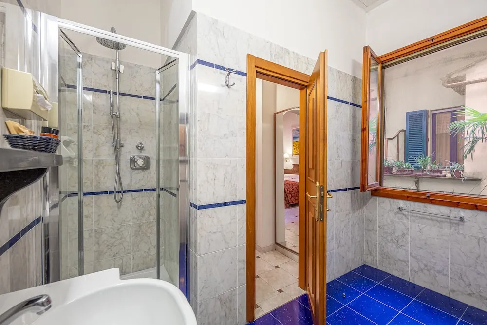 Deluxe Double room (full double bed)