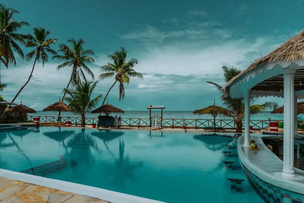 Sunny Palms Beach Bungalows - фото 9