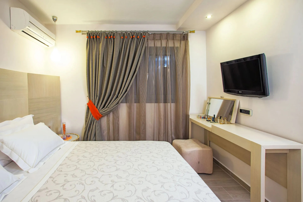 Classic Double room (full double bed)