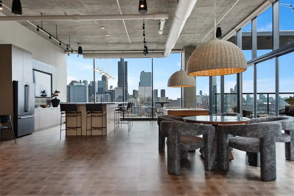 West Loop Stay Walkable Skyline Balcony