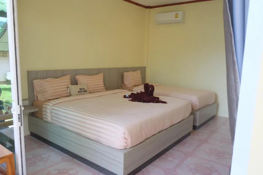 Standard Triple room with garden view