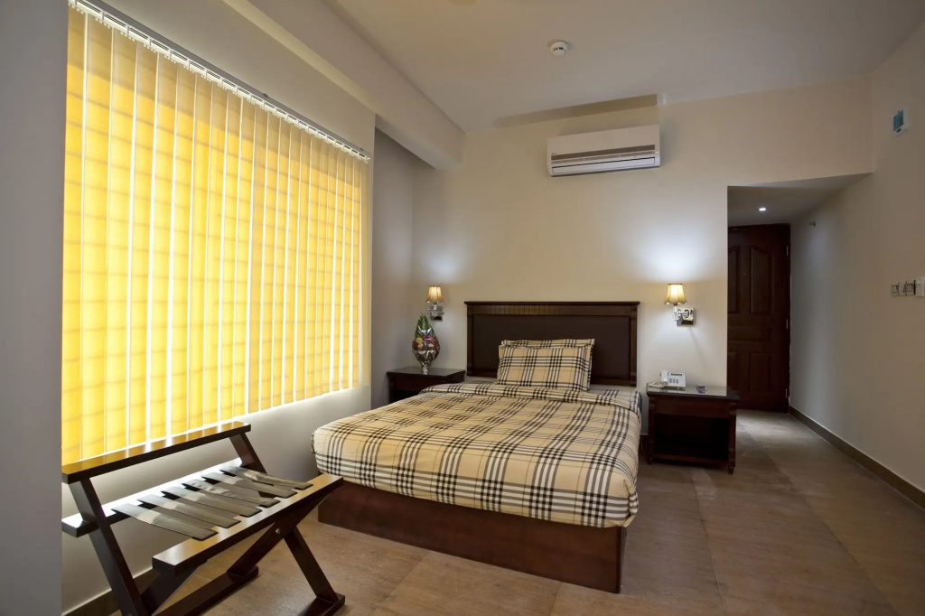 La Rose Hotel — 2