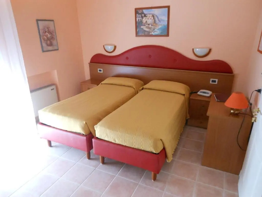 Standard Double room with lake view (full double bed)