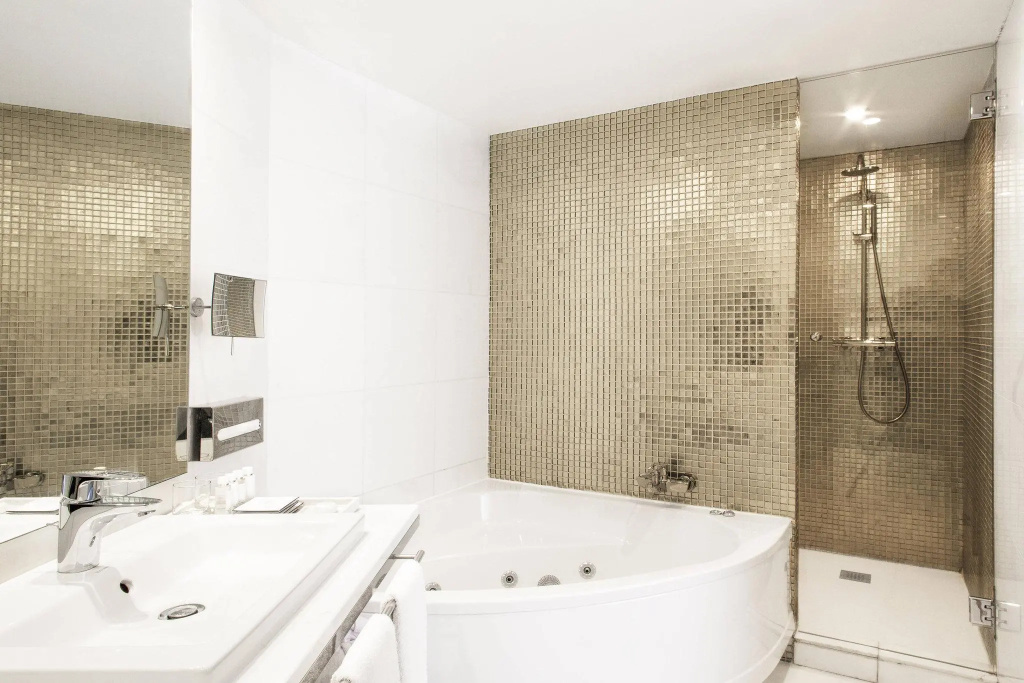 Deluxe Double room with city view (full double bed)