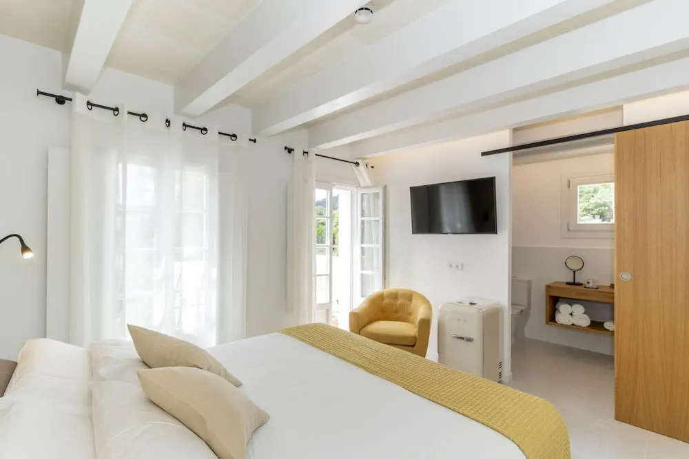 Standard Double room with balcony (full double bed)