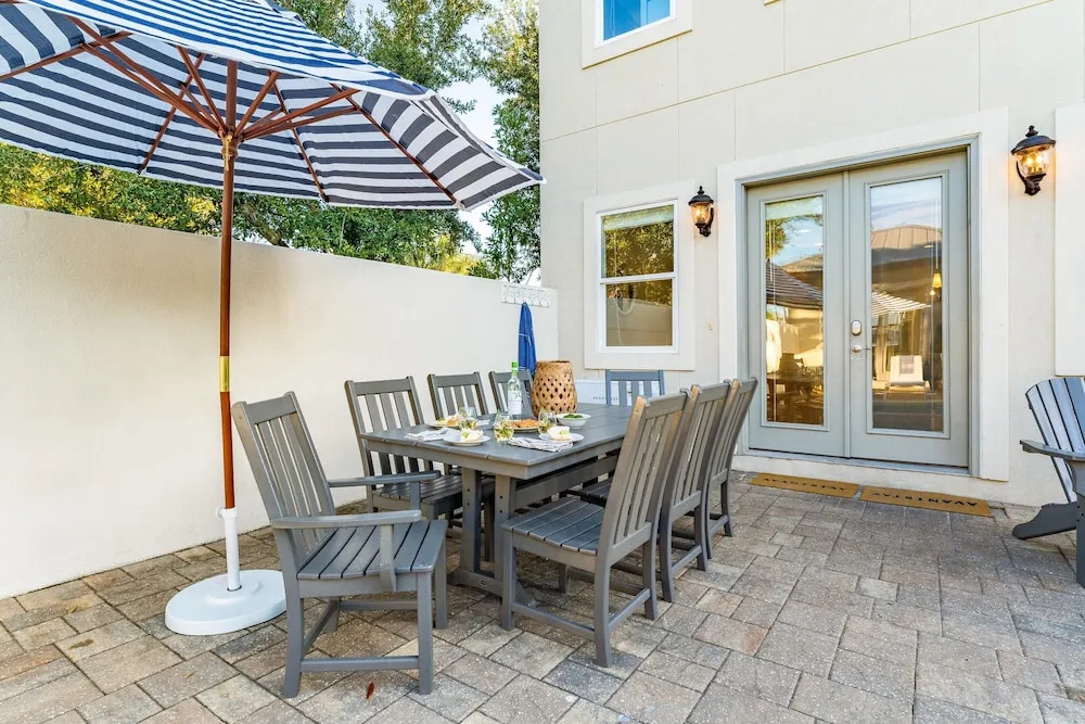 Perry by Avantstay Walk to Miramar Beach! w/ Pool & Guest House!