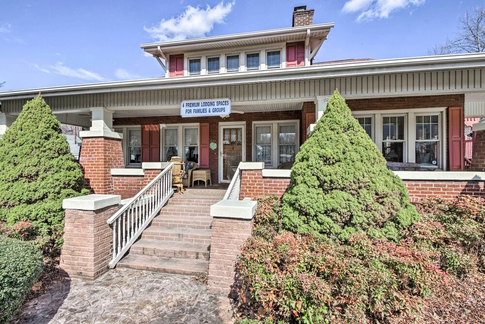 Damascus Home w/ Fire Pit & Views, Walk to Shops!