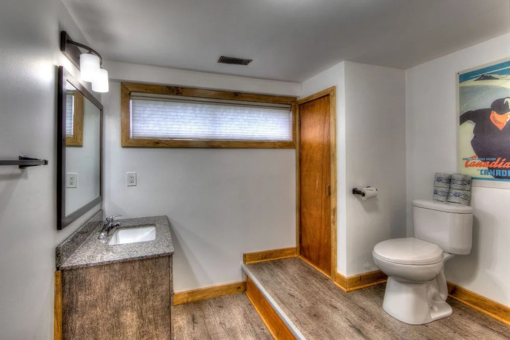 Spacious 8 bdrm Blue Mountain Cottage, Perfect for Large Groups, Private Beach, BBQ, Hot Tub, Sauna - фото 6