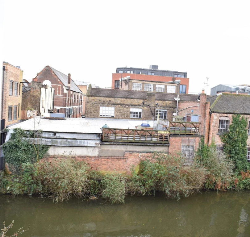 Cosy 2 Bedroom Flat Overlooking Canal in Hackney