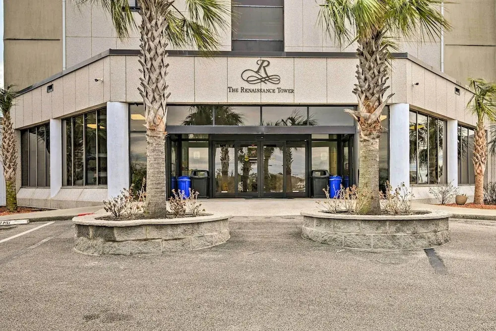 Resort Perks! Spacious Studio w/ Ocean Views