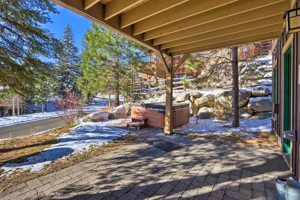 Ski-in/ski-out Donnelly Townhome w/ Hot Tub!
