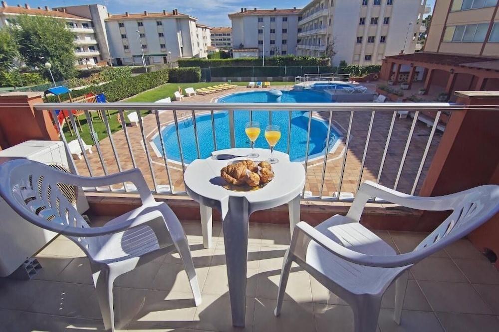 1 Bedroom Apartment with balcony and with pool view