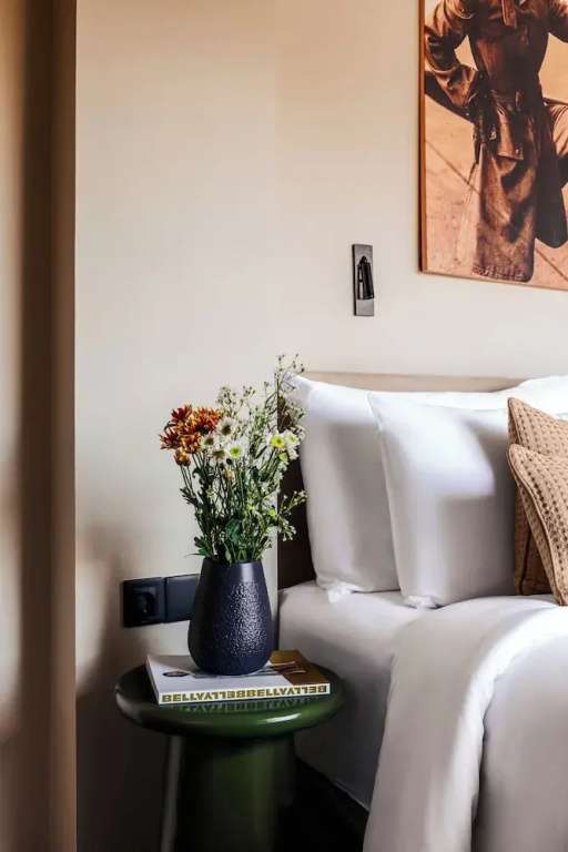 Suite with balcony and with city view