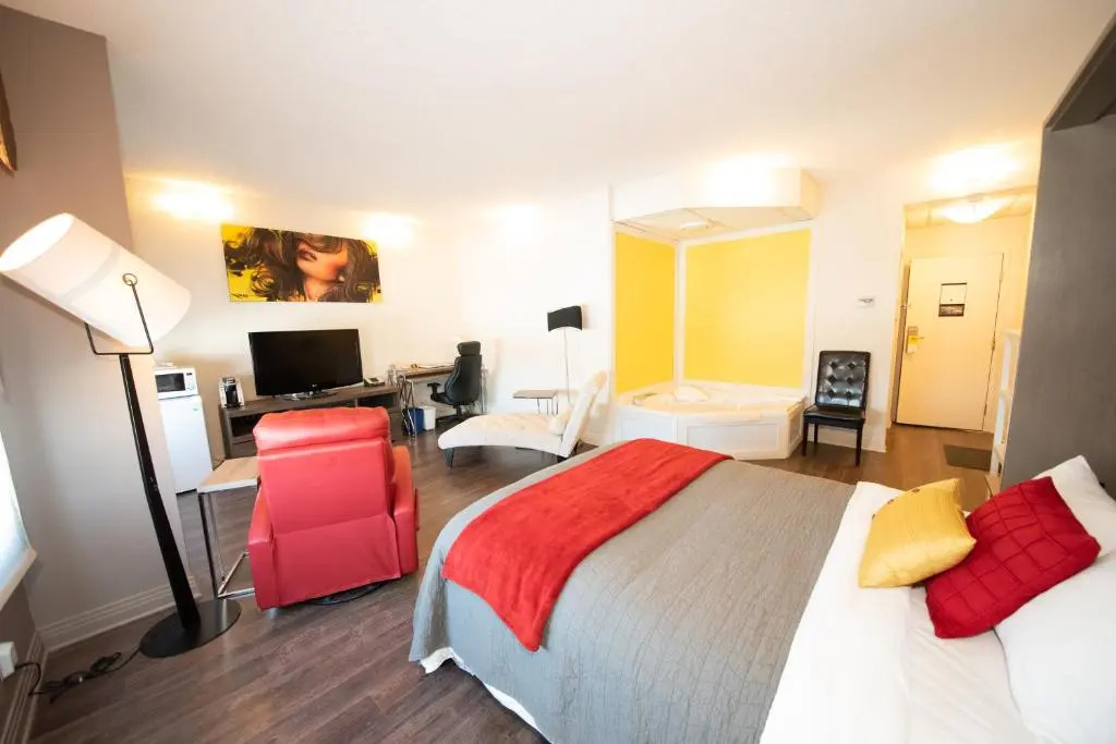 Deluxe Double Suite (full double bed)