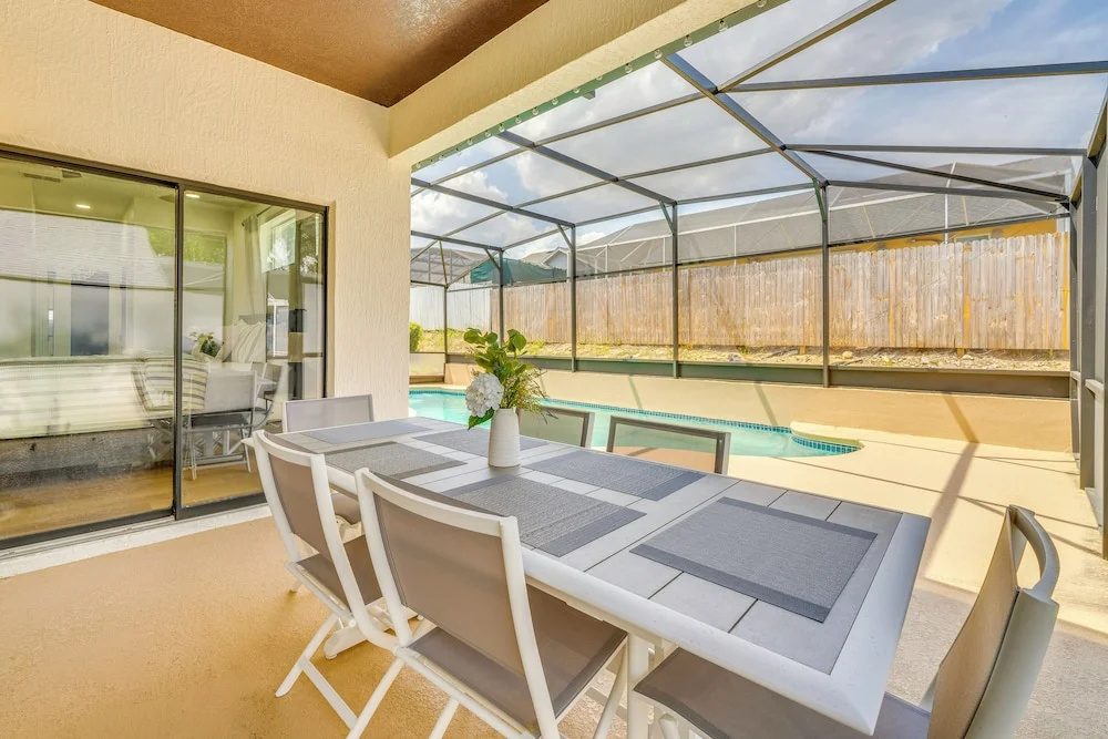 Theme Park Hub 4 Mi to Disney! Poolside Retreat