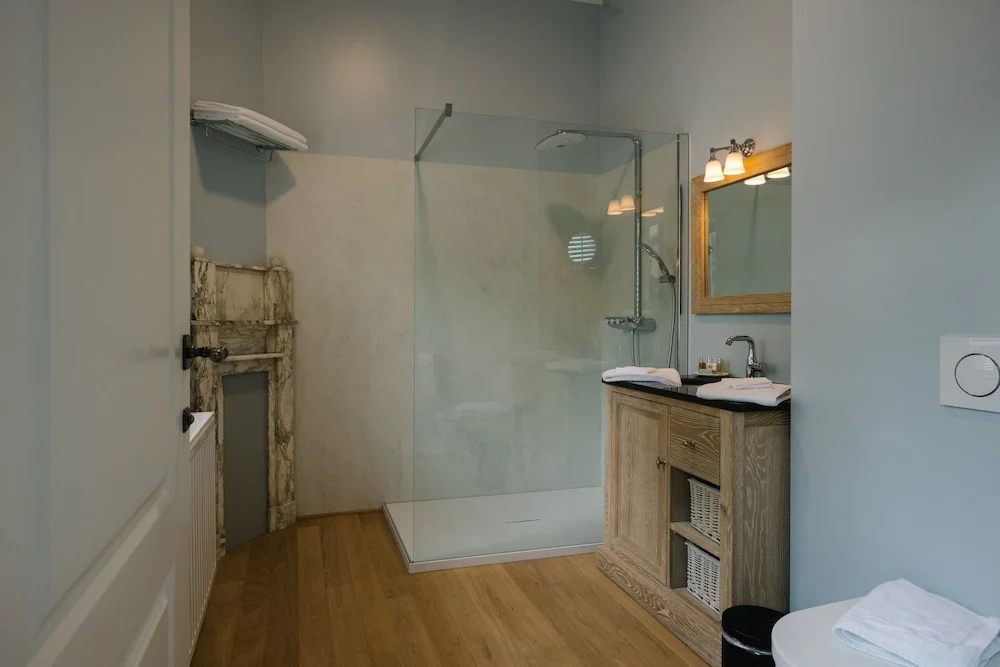 Deluxe Double room (full double bed)