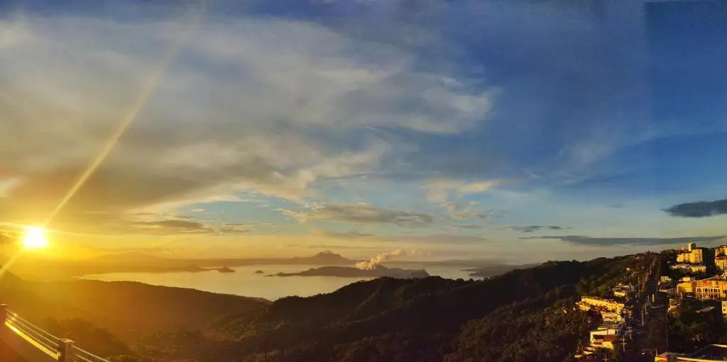 4 pax Tagaytay Prime Staycation WIFI NETFLIX and light cooking FREE VIEWDECK