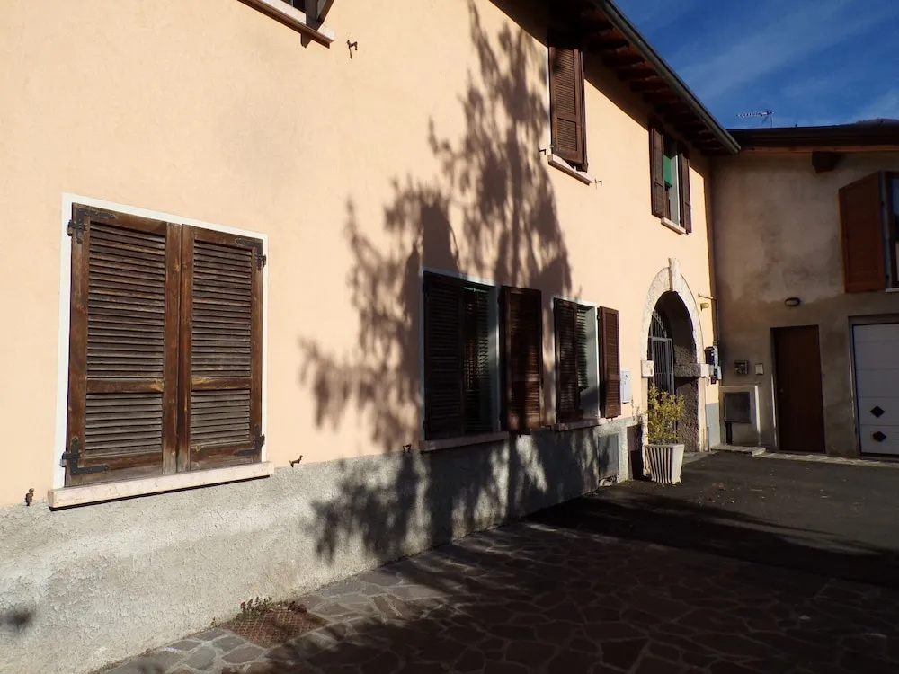 Elegant Holiday Home in Salò Near Lake Beach