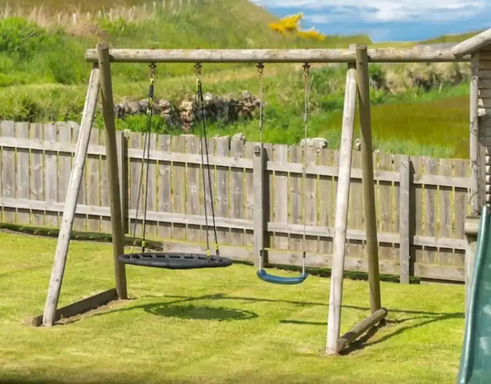 Woodside Family Pet-friendly Holiday Home With Hot Tub