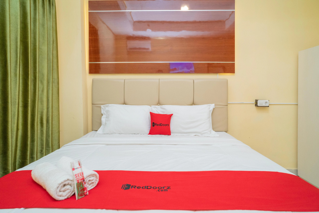 RedDoorz Plus Syariah near Pasar Turi